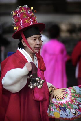 "어차피 무당 팔자는 눈물이 반이야. 기왕 우는 김에 날 찾는 사람들 몫까지 대신 울지 뭐." 